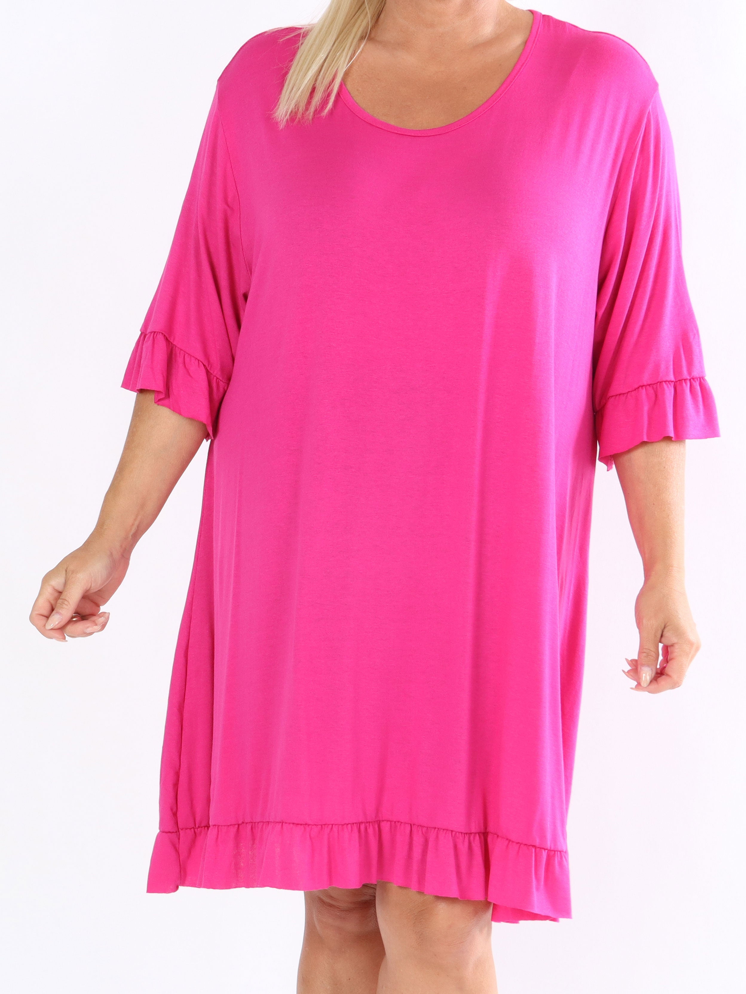 Leonara - Enkel plus size klänning i viskos med volangkanter